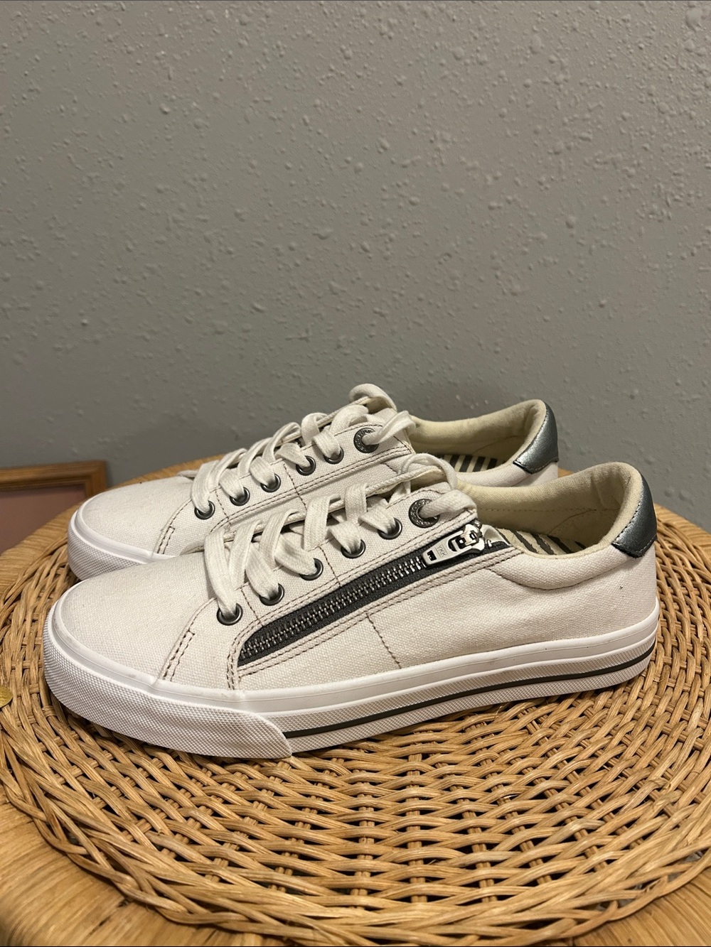 Taos Z Soul White Canvas Sneakers